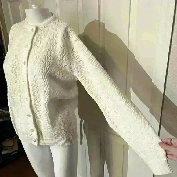 Jolie Vintage 1960s White Knit Button Up Long Sleeve Cardigan Sweater - Picture 4 of 6